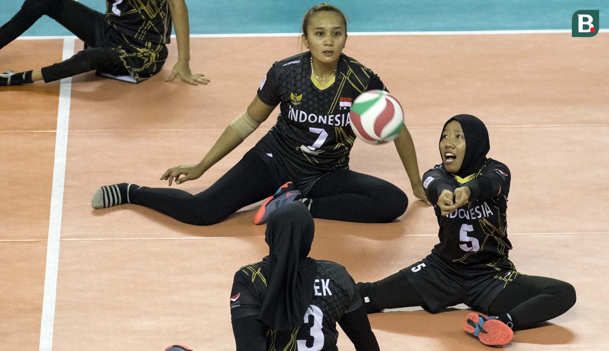 Ratiffah Apriyanti atlet voli Indonesia menerima bola saat semifinal bola voli duduk melawan China pada  Asian Para Games 2018, di Tennis Indoor Gelora Bung Karno Jakarta, Rabu (10/10/2018).  (Bola.com/Peksi Cahyo)