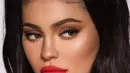 Ditambah, bibir tebal merupakan image unik yang selalu diusung Kylie Jenner untuk makeupnya. (instagram/kyliejenner)