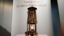 Lentera api olimpiade sebelum dipamerkan ke publik di Tokyo, Senin (31/8/2020). Rencananya api Olimpiade Tokyo tersebut akan dipajang mulai 1 September hingga 1 November 2020 mendatang di Museum Olimpiade Jepang. (AP Photo/Eugene Hoshiko)