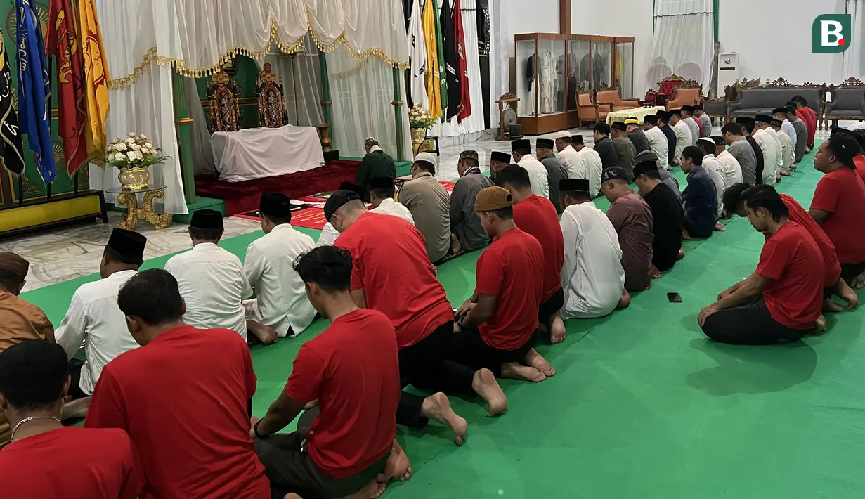 Skuad Malut United saat menjalankan ibadah sholat Maghrib di sela jamuan buka puasa bersama oleh Sultan Tidore, H. Husain Syah merayakan keberhasilan Malut United promosi ke Liga 1 2024/2025 usai menempati peringkat ketiga Pegadaian Liga 2 2023/2024 di Istana Kesultanan Tidore, Maluku Utara, Jumat (15/3/2024) malam WIT. (Bola.com/Hery Kurniawan)