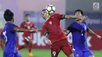 Pemain depan Timnas Indonesia U-23, Alberto Goncalves (tengah) berebut bola dengan pemain Thailand U-23 saat uji coba di Stadion PTIK, Jakarta, Kamis (31/5). Babak pertama, Indonesia U-23 ditahan imbang Thailaind U-23. (Liputan6.com/Helmi Fithriansyah)