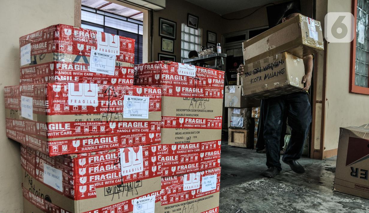 Pekerja membawa barang sebelum dikirim via jasa ekspedisi kereta api di Jalan Bungur Raya, Senen, Jakarta, Senin (3/5/2021). Memasuki H-10 Idul Fitri, jasa pengiriman paket barang dan sepeda motor via ekspedisi kereta api mengalami peningkatan. (merdeka.com/Iqbal S. Nugroho)