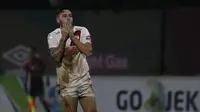 Gelandang PSM Makassar, Marc Klok, tampak kecewa usai ditahan imbang Bhayangkara FC pada laga Liga 1 di Stadion PTIK, Jakarta, Senin (3/12). Kedua klub bermain imbang 0-0. (Bola.com/Yoppy Renato)