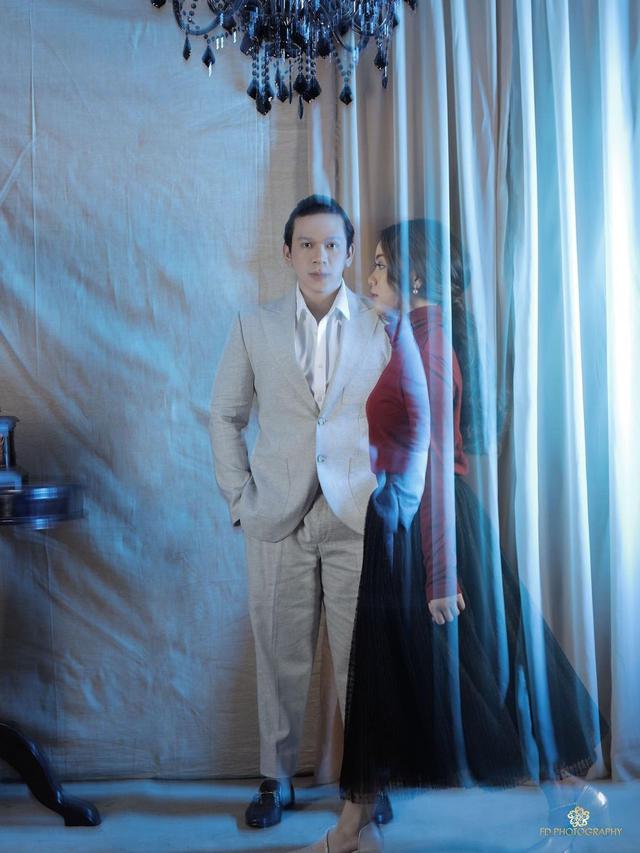 5 Gaya Pemotretan Terbaru Jordi Onsu dan Frislly Herlind, Bak Prewedding