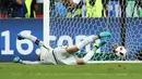 Kiper Prancis, Hugo Lloris, gagal menahan tendangan pemain Portugal, Eder, yang berbuah gol pada laga final Piala Eropa 2016 di Stade de France, Saint-Denis, Senin (11/7/2016) dini hari WIB. (AFP/Valery Hache)