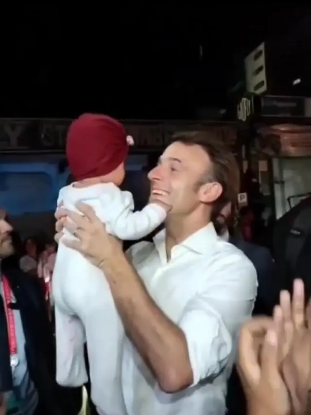 Presiden Prancis Emmanuel Macron nampak berjalan kaki usai menghadiri Gala Dinner bersama delegasi G20 di Garuda Wisnu Kencana (GWK). (Liputan6.com/Benedikta Miranti)