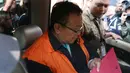 Plt Sekda Dinas DPPKAD Kabupaten Kudus, Akhmad Sofyan masuk mobil tahanan usai pemeriksaan terkait dugaan suap pengisian jabatan perangkat daerah di Pemkab Kudus, Gedung KPK, Jakarta, Sabtu (27/7/2019). KPK juga menetapkan Bupati Kudus, M Tamzil sebagai tersangka. (Liputan6.com/Helmi Fithriansyah)