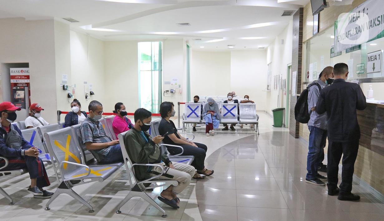 Warga mendaftar untuk vaksin covid-19 di RSUD Pasar Minggu, Jakarta, Selasa (25/8/2021). Vaksin Moderna di Jakarta diprioritaskan untuk masyarakat yang tidak bisa menggunakan vaksin AstraZenecca dan Sinovac yang dibuktikan surat keterangan dari fasilitas kesehatan. (Liputan6.com/Herman Zakharia)