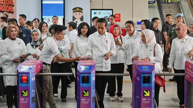 Presiden Republik Indonesia Joko Widodo atau Jokowi meresmikan operasional Kereta Api Ringan/Light Rail Transit terintegrasi di Wilayah Jakarta, Bogor, Depok, dan Bekasi (LRT Jabodebek) di Stasiun Cawang, Jakarta, Senin (28/8/2023). (Dok Kemenhub)
