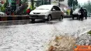 Citizen6, Bandung: Sebuah mobil melewati genangan air di bahu jalan Ir. H. Juanda, Kota Bandung, sabtu (16/4). Hal tersebut kerap terjadi saat hujan turun, karena sistem drainase buruk. (Pengirim: Aries Rachmandy)