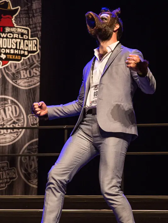 Yesaya Webb bergaya saat mengikuti Kejuaraan Dunia Beard and Moustache Championships 2017 di Long Center for the Performing Arts, Remington, Austin, Texas (3/9). Ribuan penonton menyaksikan kejuaaran tersebut. (AFP Photo/Suzanne Cordeiro)