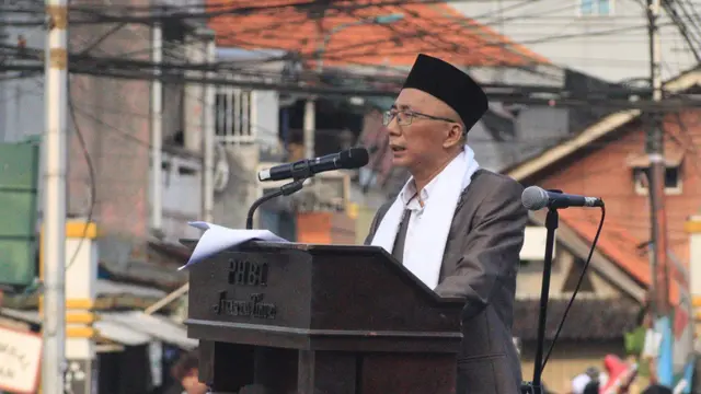 Sejumlah Ummat Islam di Jakarta Timur melangsungkan sholat Idul Adha 1444 Hijriah di Jalan Raya Matraman, depan Gereja Koinonia, Jakarta Timur, Kamis (29/6/2023).