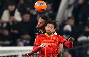 Pemain Juventus, Lloyd Kelly (kiri), berduel dengan pemain Lecce, Jamil Siebert, pada laga Serie A/Liga Italia antara Juventus vs Lecce di Turin, Italia, Sabtu, 3 Januari 2026. (Fabio Ferrari/LaPresse via AP)