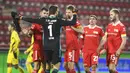 Pemain Union Berlin merayakan kemenangan atas Borussia Dortmund pada laga lanjutan Liga Jerman di Stadion Alte Forsterei, Sabtu (19/12/2020) dini hari WIB. Borussia Dortmund kalah 1-2 melawan Union Berlin. (AFP/Annegret Hilse/pool)