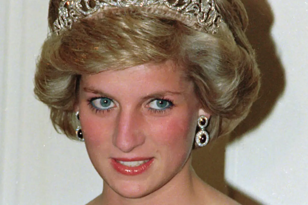 Putri Diana pada 7 November 1985. Ia mengenakan tiara Spencer saat menghadiri jamuan makan malam bersama Pangeran Charles di Australia. (AP Photo/Jim Bourdier, FILE)