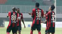 Pemain Persipura Jayapura, Boaz Salosa mempersembahkan golnya untuk Tinus Pae yang berulah tahun saat melawan PS TNI pada laga Torabika SC 2016 di Stadion Pakansari, Bogor, Minggu (19/6/2016). Pesipura menang 3-1. (Bola.com/Nicklas Hanoatubun)
