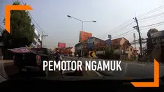 Seorang pemotor yang tak terima diklakson oleh pengendara mobil langsung mengamuk di jalan. Tanpa pikir panjang, pemotor langsung memecahkan kaca mobil dan mengancam pengemudi.