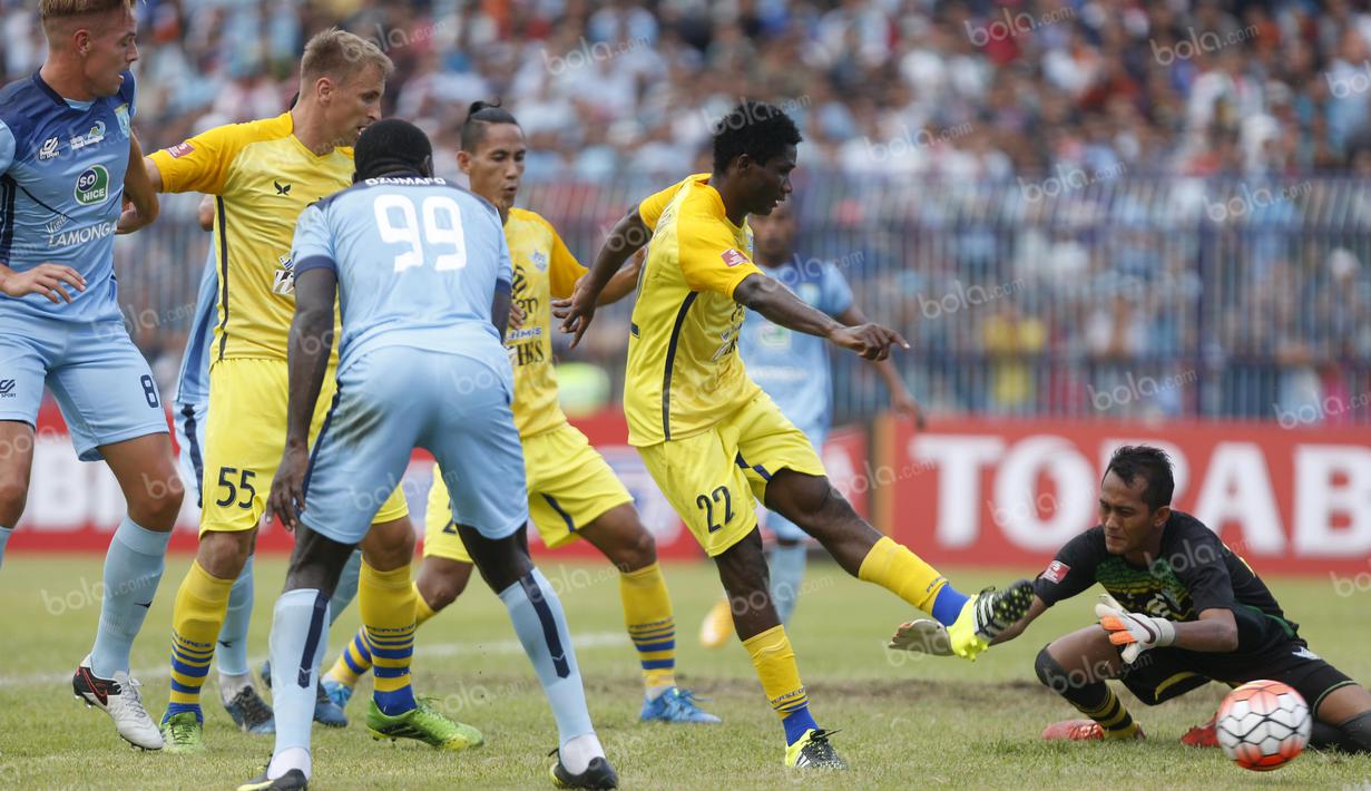 Pemain Gresik United membuang bola serangan pemain Persela Lamongan dalam laga Torabika Soccer Championship presented by IM3 Ooredoo di Stadion Surajaya, Lamongan, Sabtu (30/4/2016). (Bola.com/Fahrizal Arnas)