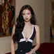Tak hanya outfit-nya yang mencuri perhatian, tampilan beauty Jennie kali ini juga sukses membuat publik terpukau lewat aura klasik yang elegan dan feminin. [@jennierubyjane].