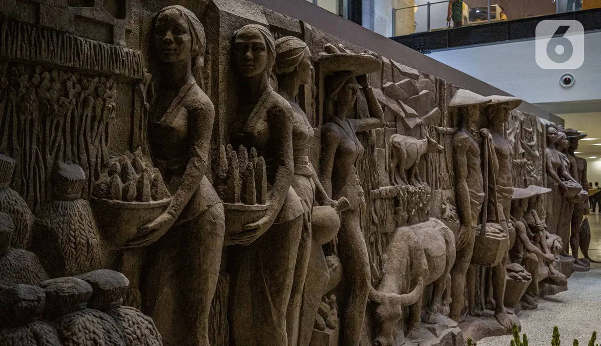 Relief peninggalan Bung Karno di pusat perbelanjaan Sarinah di Jakarta, Senin (21/3/2022). Relief bersejarah peninggalan Presiden pertama RI, IR Soekarno tersebut menjadi daya tarik pengunjung saat beroperasi kembalinya Sarinah hari ini. (Liputan6.com/Faizal Fanani)