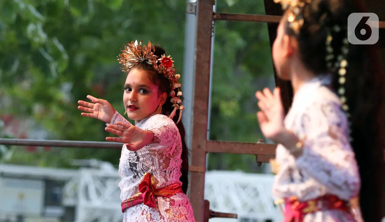 Dalam acara ini, Indonesia menampilkan tarian tradisional budaya Bali dengan penari dari warga Rumania dan warga Indonesia, pijitan tradisional Bali, alat musik okulele, dan lain lain. (Liputan6.com/Herman Zakharia)