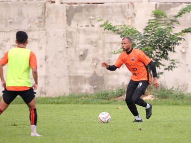Pemain Persija Jakarta, Gustavo Almeida (kanan) mengontrol bola saat pertandingan internal sesama pemain dalam sesi latihan yang berlangsung di Nirwana Park, Bojongsari, Depok, Jawa Barat, Senin (20/11/2023). (Bola.com/Ikhwan Yanuar)
