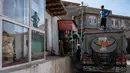 Penduduk Kabul harus mengangkut air dengan jeriken-jeriken besar dari sumur atau membeli dari truk pengangkut dengan harga setidaknya lebih mahal dua kali lipat dari perusahaan air minum milik negara. (Wakil KOHSAR/AFP)