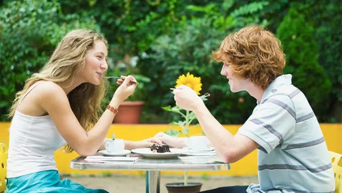 Unik, Kampus Ini Larang Mahasiswa Makan Bareng Pasangan di Kantin