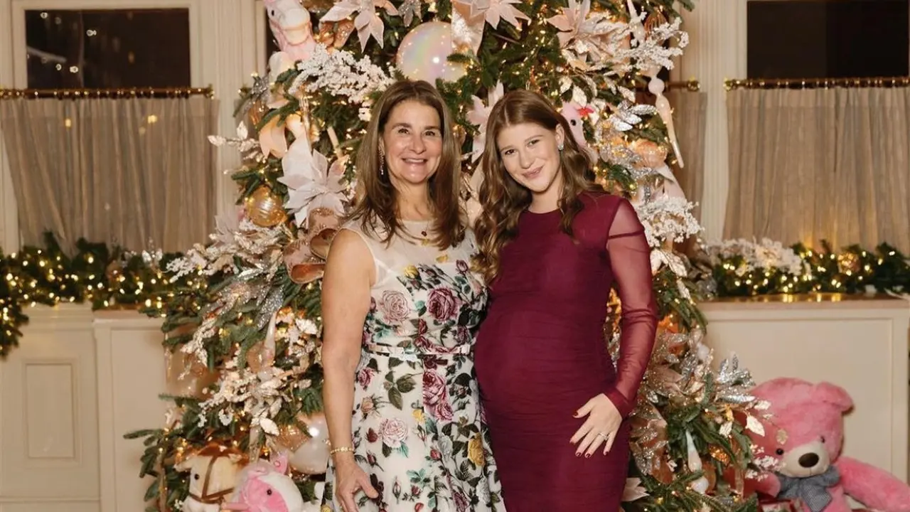 Jennifer Gates bersama sang ibu, Melinda Gates dalam baby shower bertema Natal