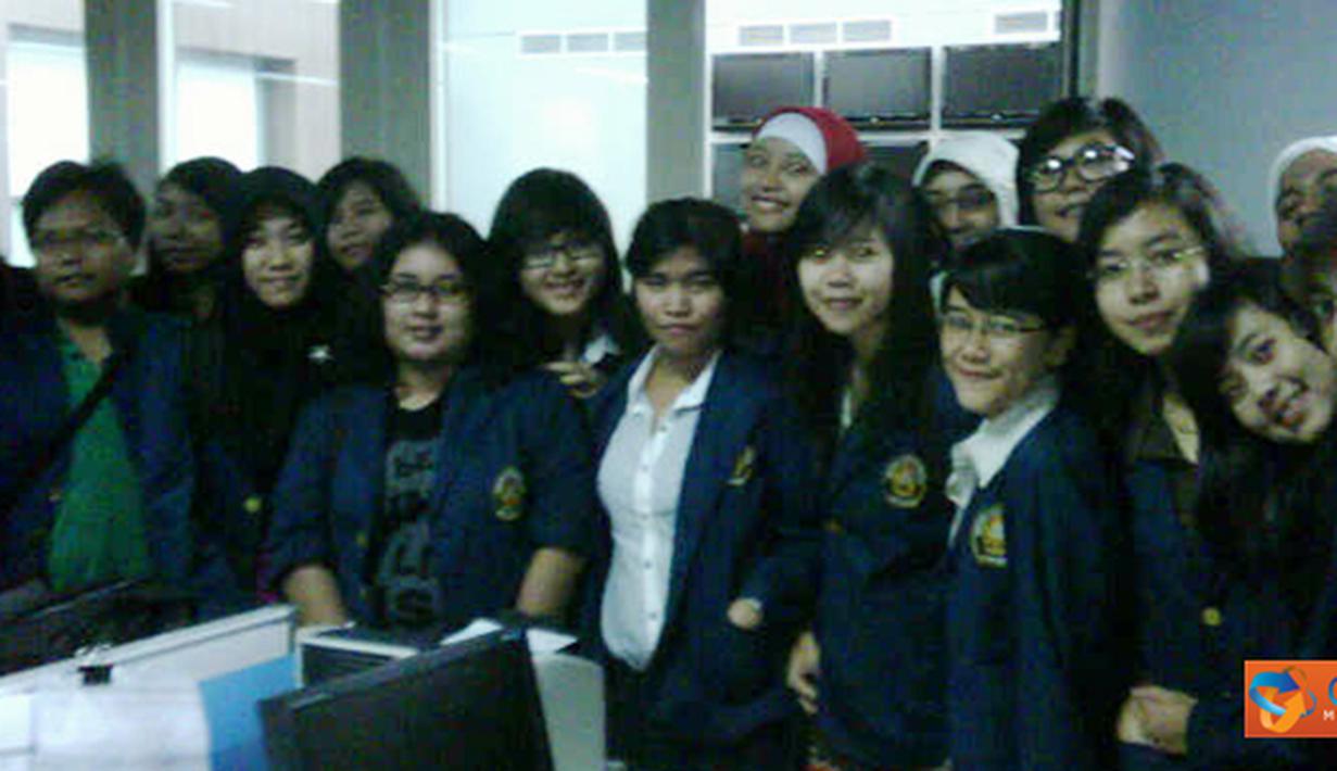 Citizen6, Jakarta: Sejumlah mahasiswa UNDIP mengunjungi SCTV untuk mengenal lebih jauh cara kerja produksi berita di redaksi Liputan 6. (Pengirim: Uul)