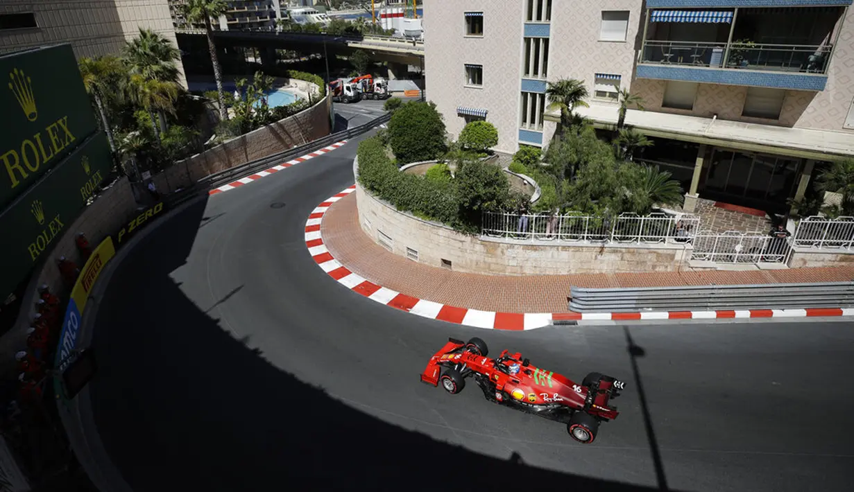 Pembalap Ferrari Charles Leclerc mengemudikan mobilnya pada latihan bebas kedua untuk balapan F1 GP di Sirkuit Monaco, Monaco, Kamis (20/5/2021). F1 GP Monaco akan berlangsung pada 23 Mei 2021. (AP Photo/Luca Bruno)