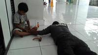 Pemijat cilik di Masjid Al Markaz Al Islami Makassar, Sulawesi Selatan. (Liputan6.com/Eka Hakim)