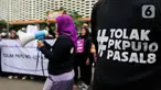 Peserta aksi kelompok Masyarakat Peduli Keterwakilan Perempuan berorasi mengenai penolakan terhadap Peraturan Komisi Pemilihan Umum (PKPU) Nomor 10 Pasal 8 di kompleks Badan Pengawas Pemilu (Bawaslu), Jakarta, Senin (8/4/2023). (Liputan6.com/Herman Zakharia)