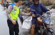 Pengemudi Penjual Durian Ditanya Polisi Mau Pergi Kemana saat Terjang Banjir, Jawabannya Malah Nyeleneh Khawatir Diminta