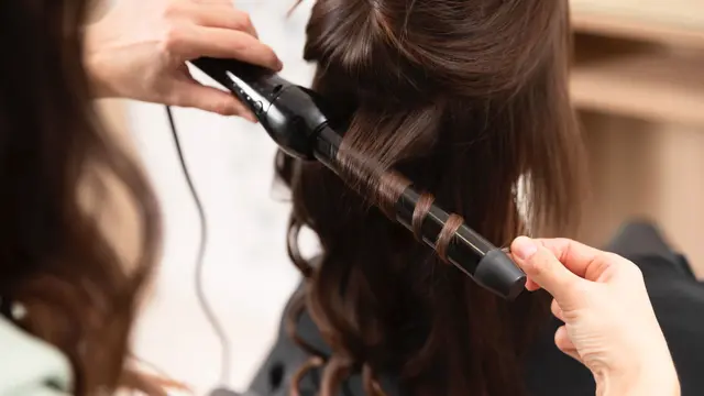 3. Catok Rambut Wavy untuk Efek Bervolume [Dok/freepik.com]