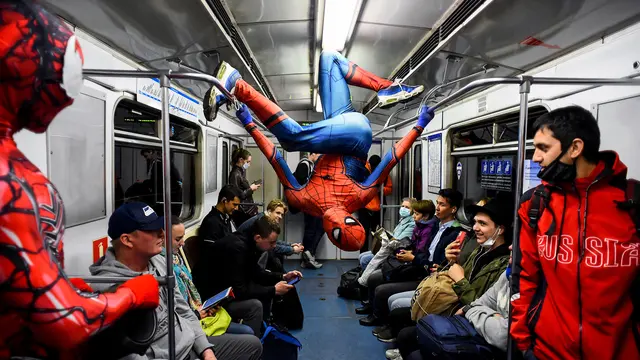 Spiderman Beraksi di Kereta Bawah Tanah Rusia