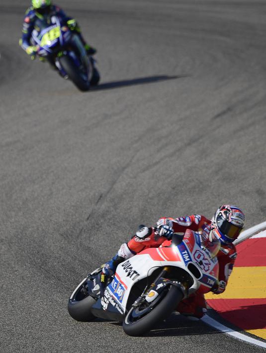 Pebalap Valentino Rossi dan Andrea Dovizioso saat latihan bebas MotoGP Aragon, Sabtu (23/9/2017). Setelah dinyatakan pulih, pebalap asal Italia itu siap untuk tampil pada balapan MotoGP Aragon, Minggu (24/9/2017). (AFP/Javier Soriano)