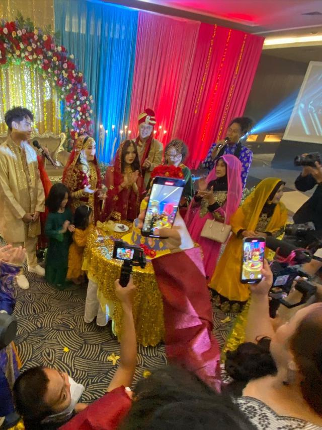 Pesta ultah Iis Dahlia ke-50 usung tema Bollywood (Foto: Instagram @kangferrymaryadi)