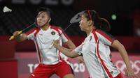 Ganda putri Indonesia Apriyani Rahayu (kiri) dan Greysia Polii bermain melawan Chen Qing Chen dan Jia Yi Fan dari China pada final badminton ganda putri Olimpiade Tokyo 2020 di Musashino Forest Sport, Senin (2/8/2021). Greysia / Apriyani merebut medali emas 21-19 dan 21-15. (Alexander NEMENOV/AFP)
