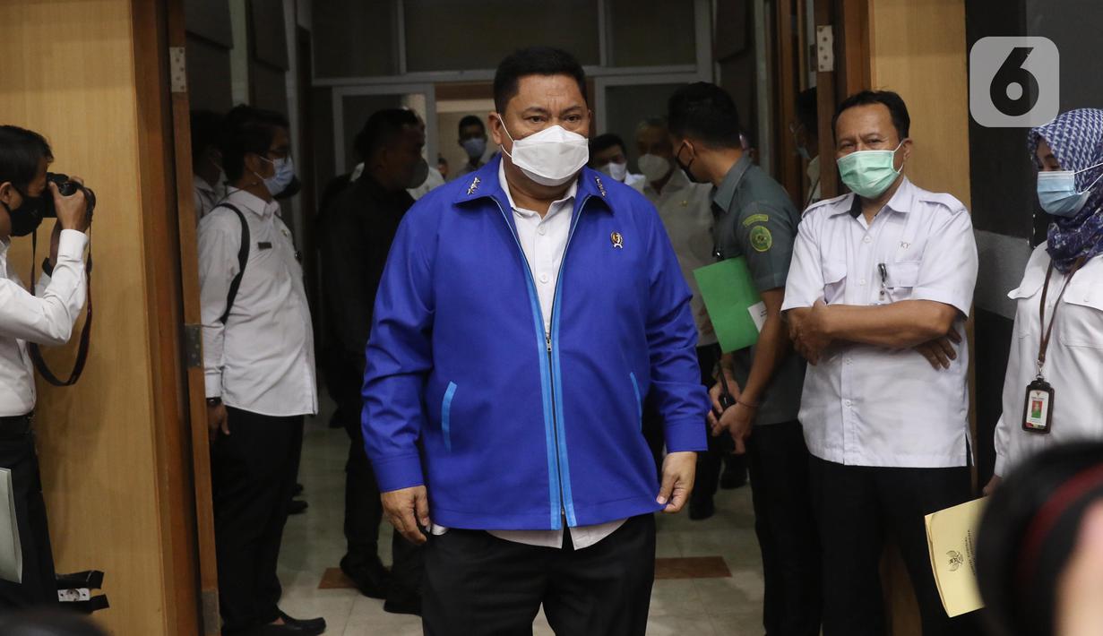 Kepala Badan Narkotika Nasional (BNN) Komjen Pol Petrus Reinhard Golose  tiba menghadiri rapat dengar pendapat dengan Komisi III DPR di Kompleks Parlemen, Senayan, Jakarta, Senin (7/6/2021). Rapat membahas penyusunan program kerja tahun 2022. (Liputan6.com/Angga Yuniar)