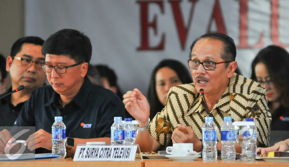 Komisaris Utama SCTV, Jenderal Purn R. Soeyono (kanan) saat menjawab pertanyaan dewan juri KPI mengenai program-program edukasi dan pendidikan di SCTV, Jakarta, Senin (16/5/2016). (Liputan6.com/Yoppy Renato)