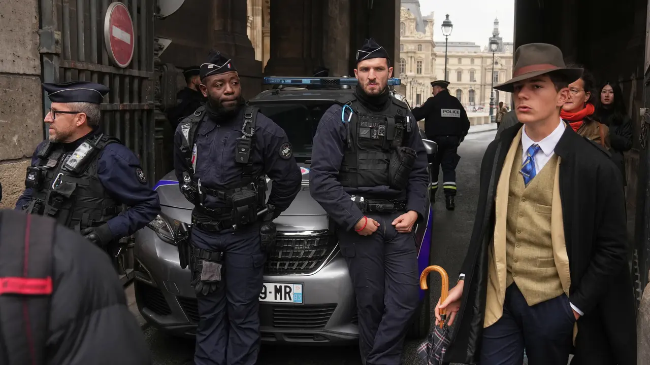 Misteri Pria Parlente di Gerbang Masuk Museum Louvre yang Diblokade Polisi