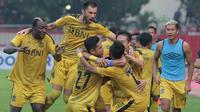 Pemain Bhayangkara FC merayakan gol Alsan Sanda saat melawan Persebaya Surabaya pada laga Gojek Liga 1 bersama Bukalapak di Stadion PTIK, Jakarta, Rabu (11/7/2018). Bhayangkara FC bermain imbang 3-3. (Bola.com/Nick Hanoatubun)