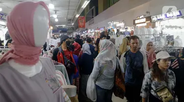 Warga memadati Pasar Tanah Abang untuk berbelanja kebutuhan lebaran, Jakarta, Senin (1/4/2024). (Liputan6.com/Herman Zakharia)