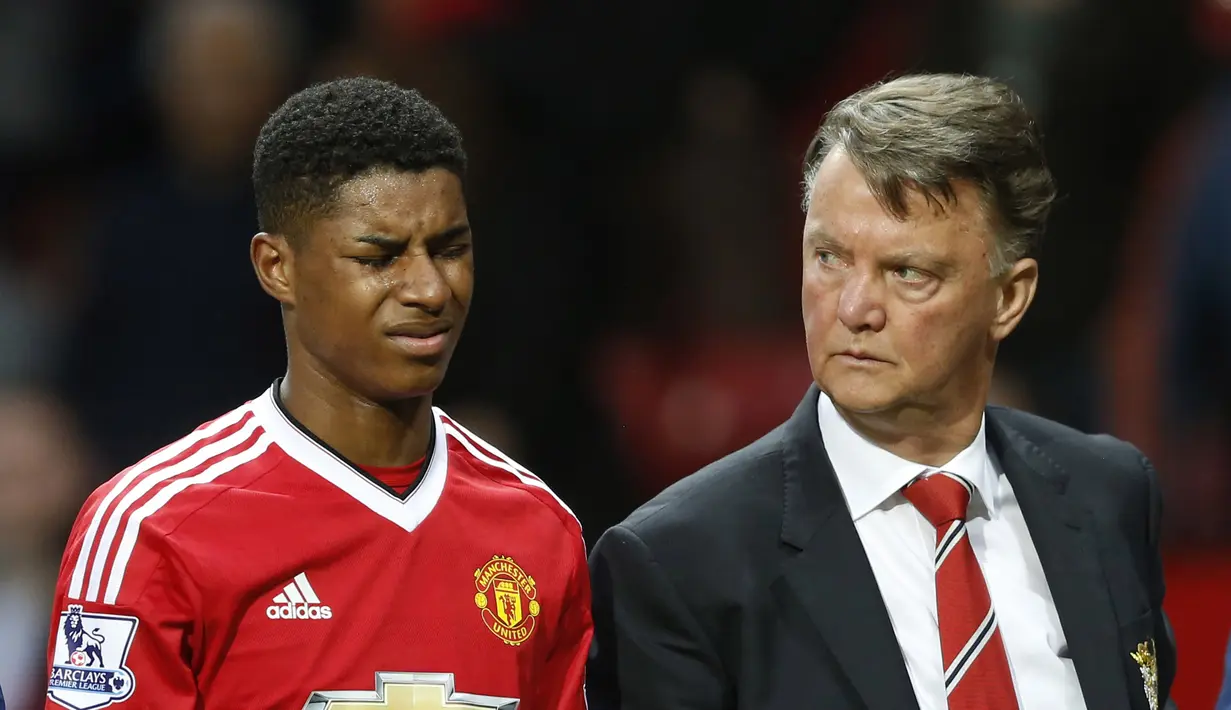  Pemain muda Manchester United, Marcus Rashford saat berjalan bersama Louis van Gaal di Old Trafford, (17/5/2016) (Action Images via Reuters/Carl Recine)