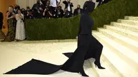 Kim Kardashian menghadiri gelaran Met Gala 2021 di Metropolitan Museum of Art, New York City, Senin (13/9/2021). Kim Kardashian muncul dengan gaya busana yang ekstrem dalam balutan baju serba hitam lengkap dengan topeng yang menutup total wajahnya. (Evan Agostini/Invision/AP)