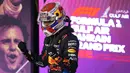 Pembalap Red Bull Racing, Max Verstappen merayakan kemenangan saat Formula 1 GP Bahrain 2024 yang berlangsung di Sirkuit Sakhir, Bahrain, Sabtu (03/03/2024) malam WIB. (AP Photo/Darko Bandic)