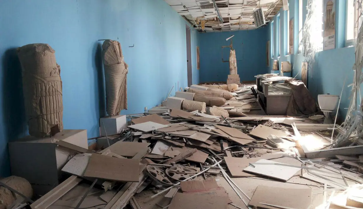 Artefak tampak berserakan dan rusak di dalam museum kota kuno Palmyra,Homs Governorate, Suriah (27/3). Banyak artefak rusak setelah perebutan kembali kota tersebut dari kelompok ISIS oleh pasukan Presiden Suriah Bashar al-Assad. (REUTERS / SANA)