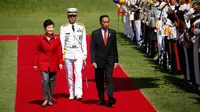 Presiden RI, Joko Widodo berjalan bersama Presiden Korea Selatan Park Geun-hye di Blue House, Korea Selatan (16/5). Jokowi dan Presiden Park melakukan pertemuan bilateral, termasuk untuk membahas 7 nota kesepahaman. (AFP PHOTO/KIM HONG-JI)