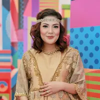 "Ada inval aku bagus banget, aku enggak pernah marah. Mbak aku yang mau pulang kampung sudah ngajarin, jadi aku enggak ribet ajarin karena dia sudah pinter," ujar Nindy Ayunda. (Adrian Putra/Bintang.com)